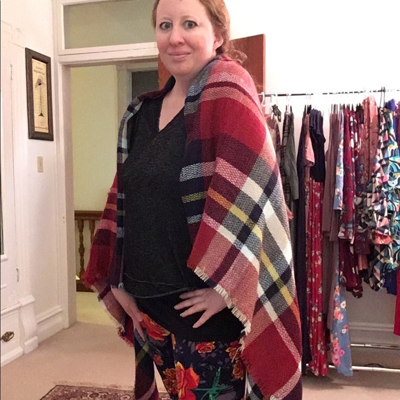 💥SOLD OUT💥Red Plaid Blanket Scarf - Picture 5 of 7